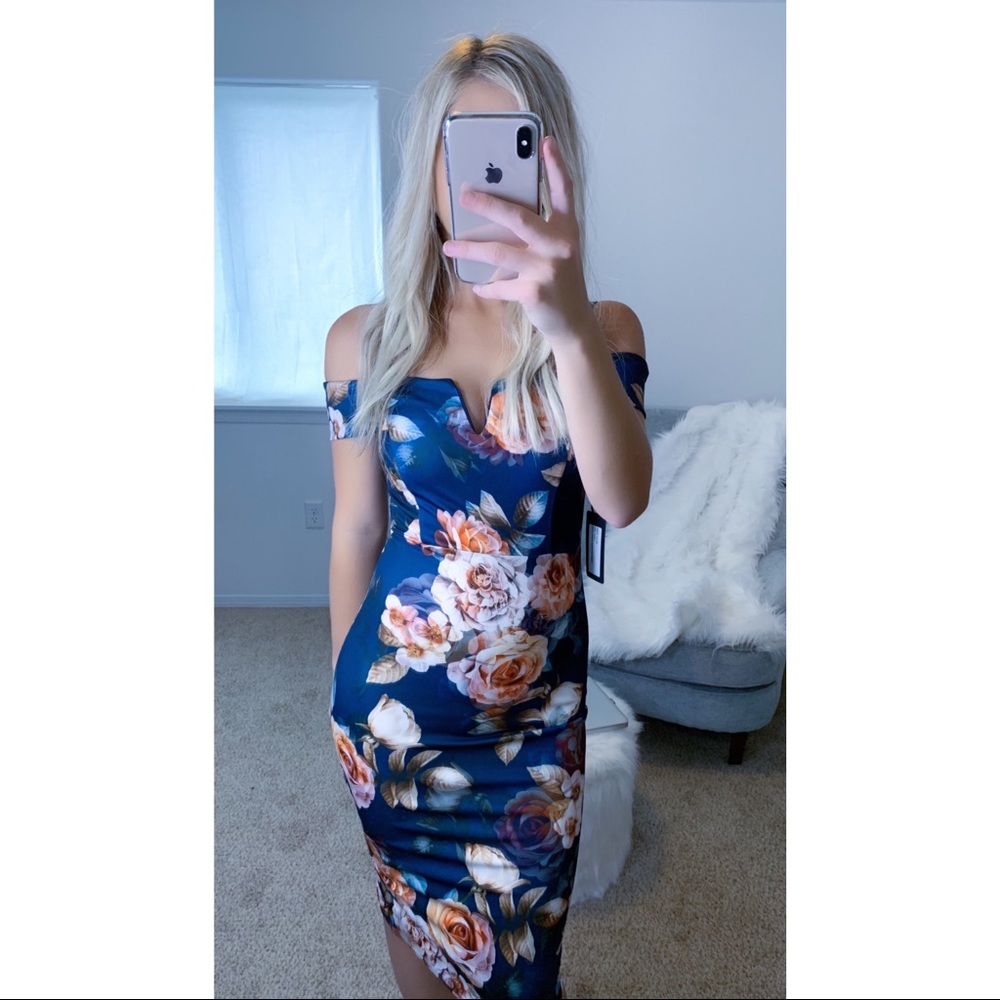 ONLY TWO LEFT! Navy Floral Bodycon Dress